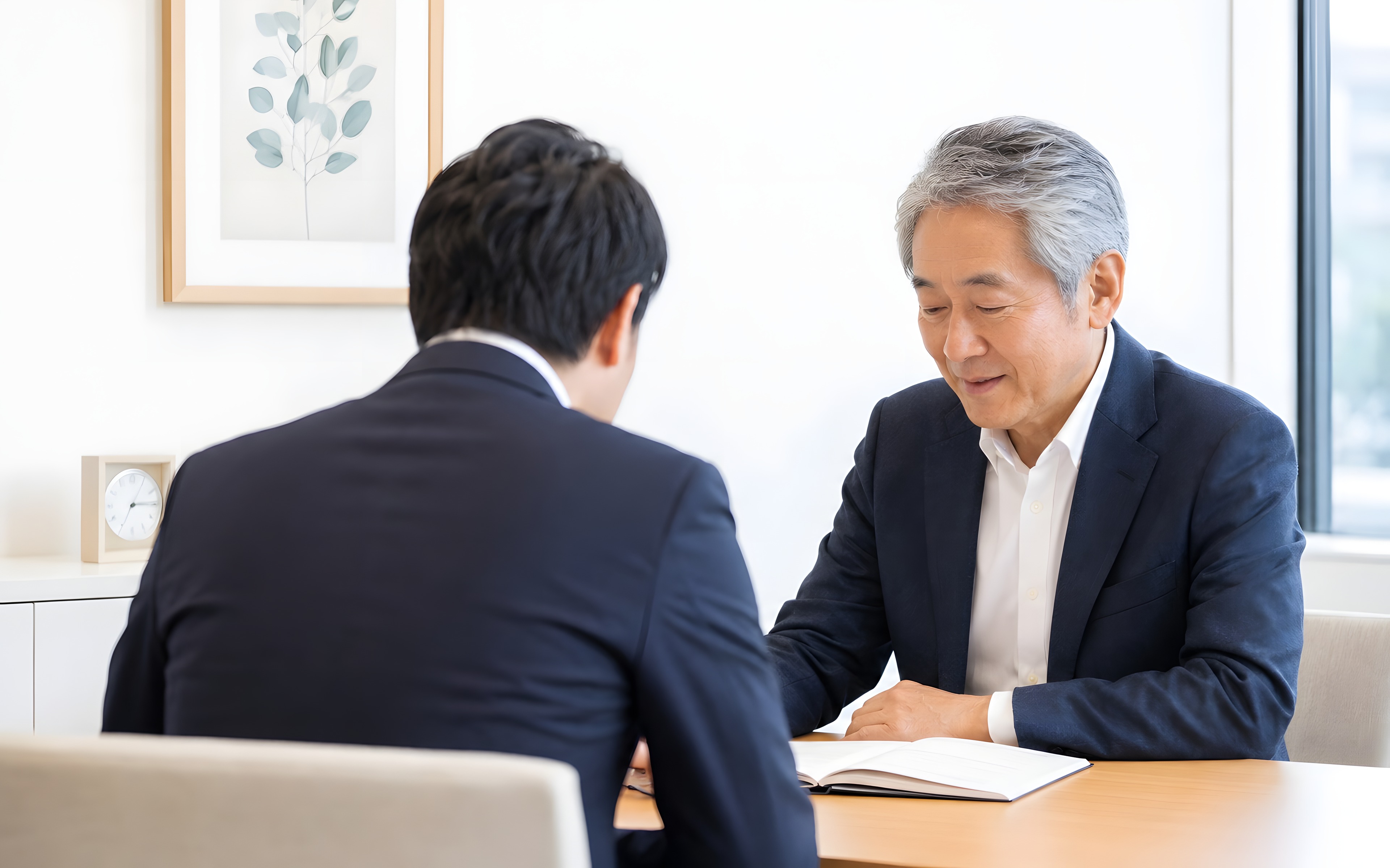書類⁠を確認している様子
